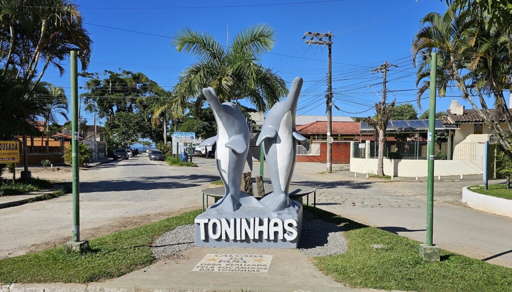 Na entrada principal da Praia das Toninhas um monumento aos golfinhos (toninhas)