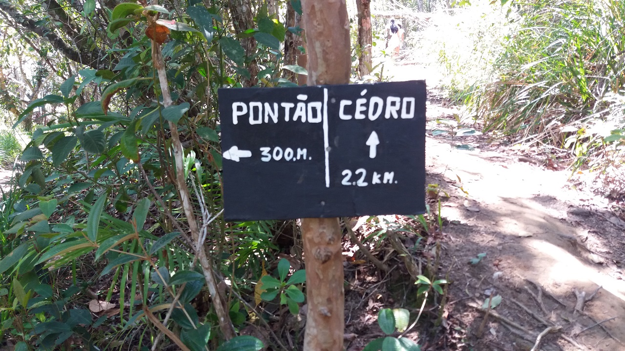 Saindo da Prainha da Fortaleza a sinalização para o Pontão da Fortaleza