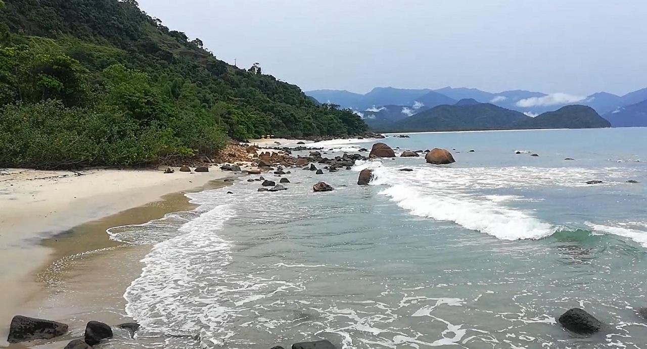 Canto direito da Praia do Léo