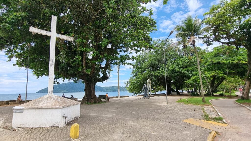 O Cruzeiro, José de Anchieta e o Marco da Paz ao fundo - Praia de Iperoig