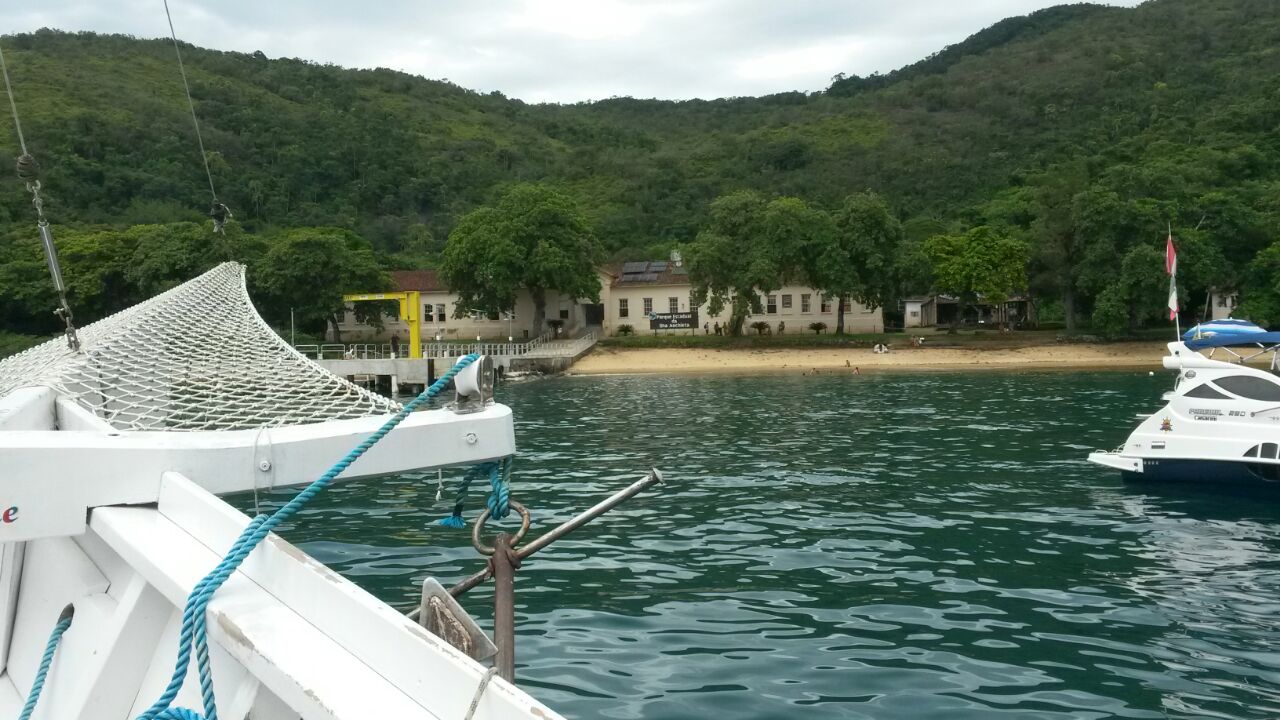 Chegada a Ilha Anchieta e vista do prédio da administração do presídio