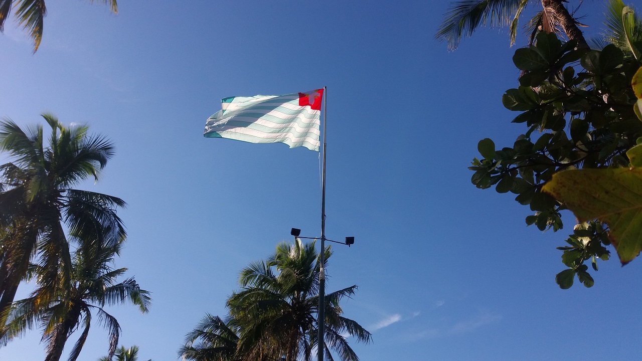 Bandeira de Ubatuba na orla da Praia do Cruzeiro