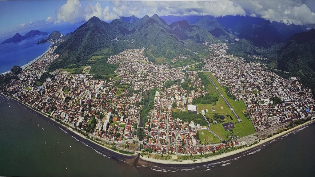 Praia do Itaguá à esquerda e Praia do Cruzeiro à direita