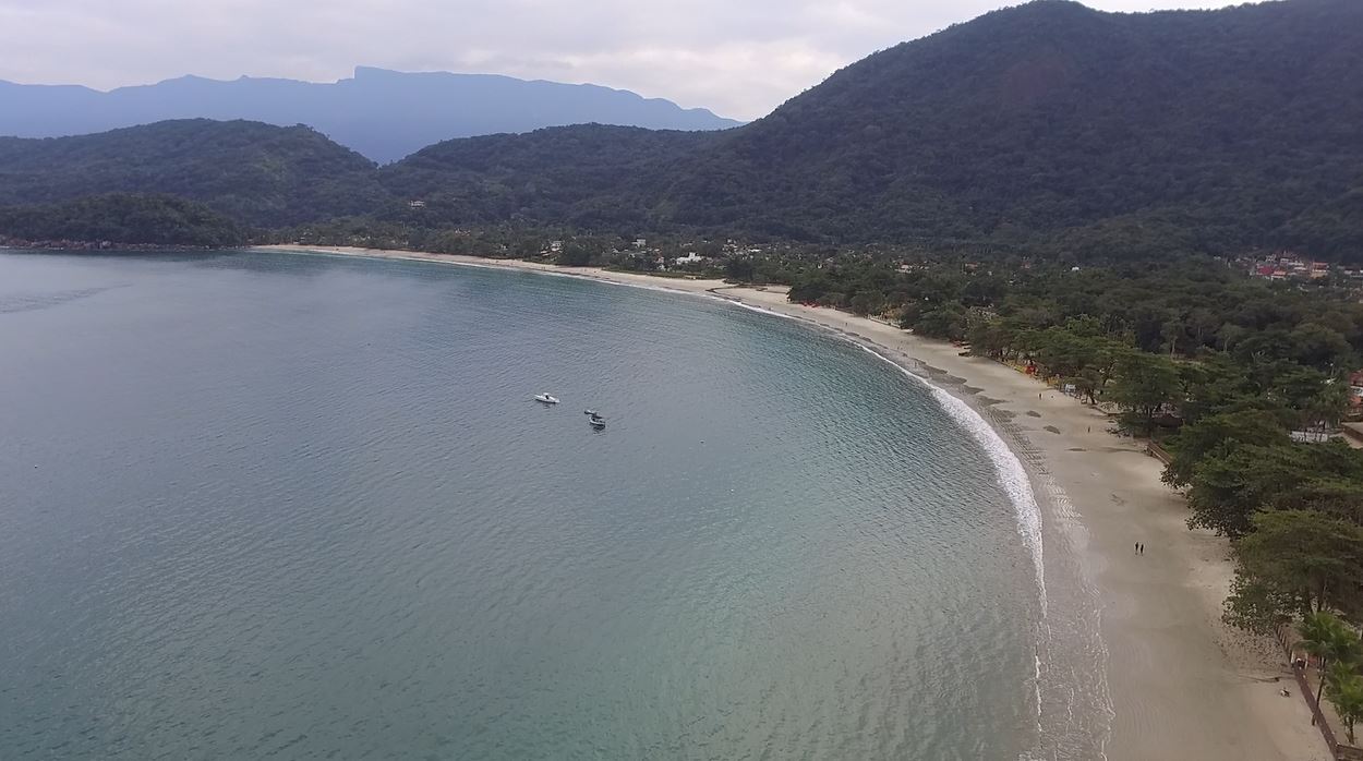 Praia do Lázaro e ao fundo o Pico do Corcovado