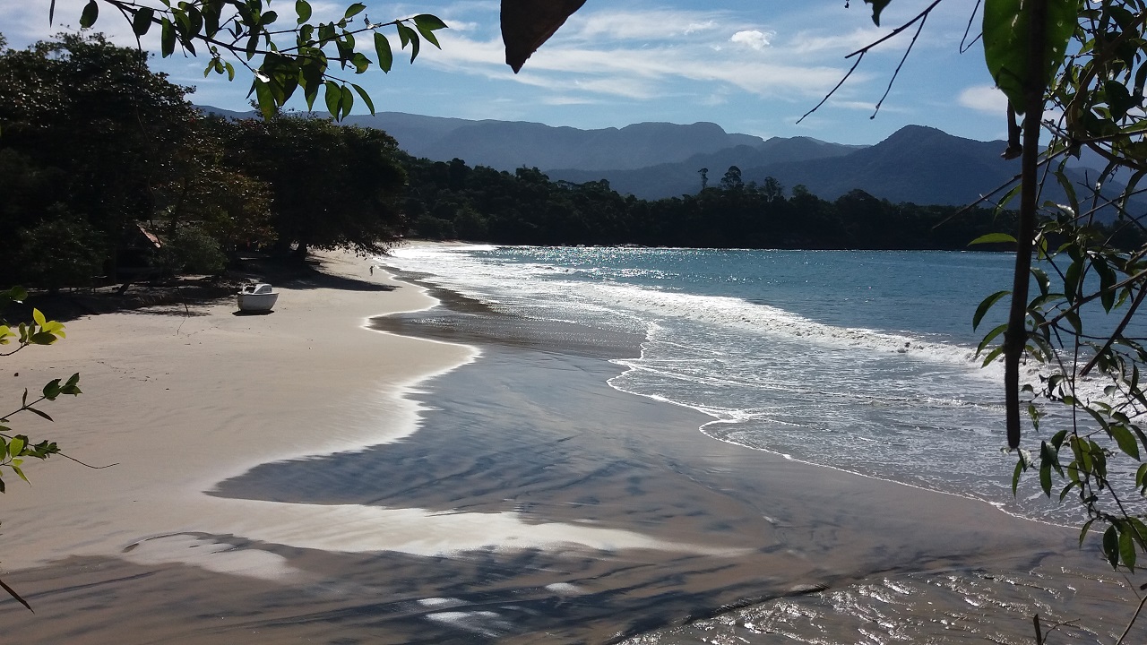 Praia da Caçandoca vista do início da trilha para a Caçandoquinha