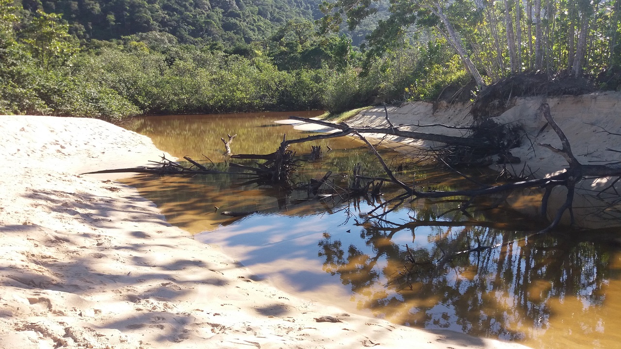 Riacho de água doce no meio da Praia da Ponta Aguda