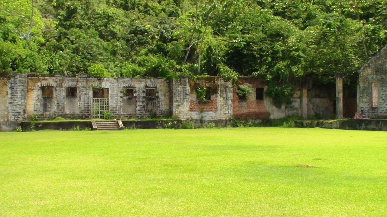 Ruínas do presídio desativado na Ilha Anchieta