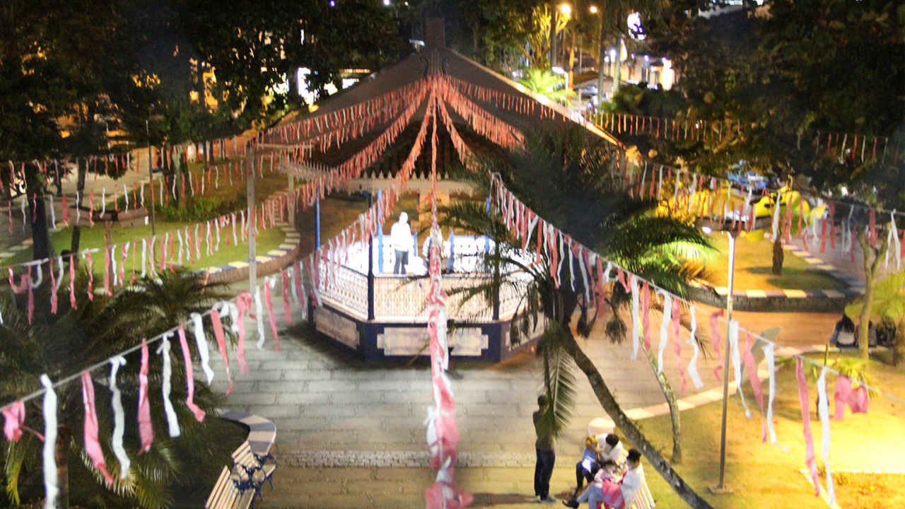 O coreto na Praça Exaltação da Santa Cruz enfeitado para Festa do Divino