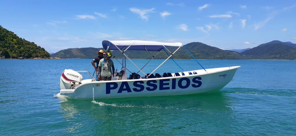 Lancha da Cia Caiçara Ubatuba