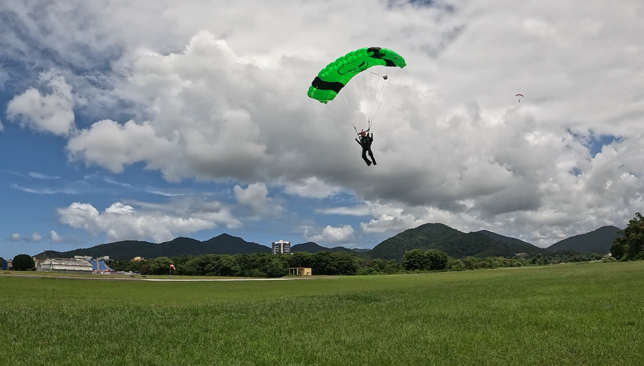 Paraquedismo em Ubatuba