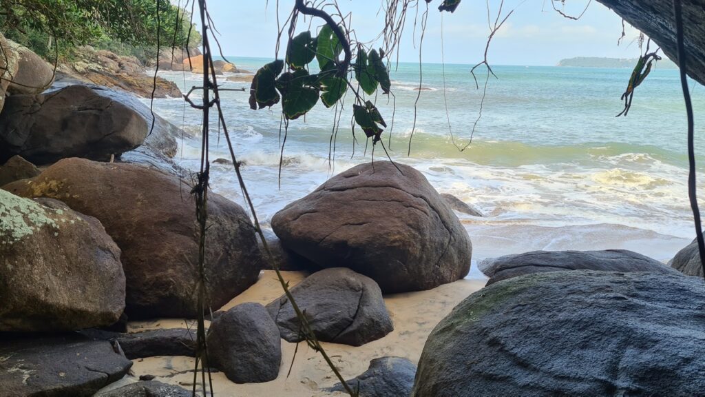 Praia Saco da Mãe Maria - Ornamentada com muitas pedras