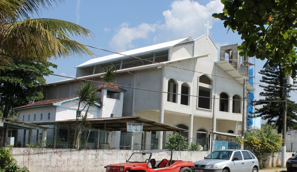 Capelinha e ao lado a Paróquia Nossa Senhora das Dores