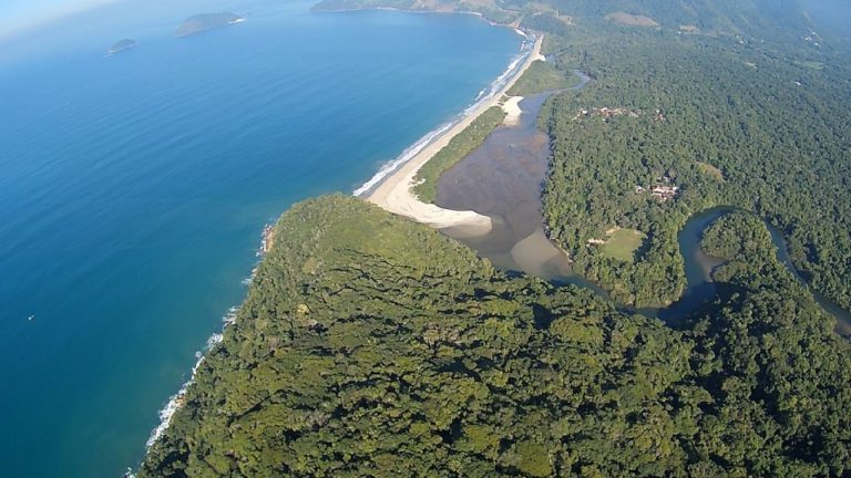 Praia da Puruba. Imagem de @ubafly