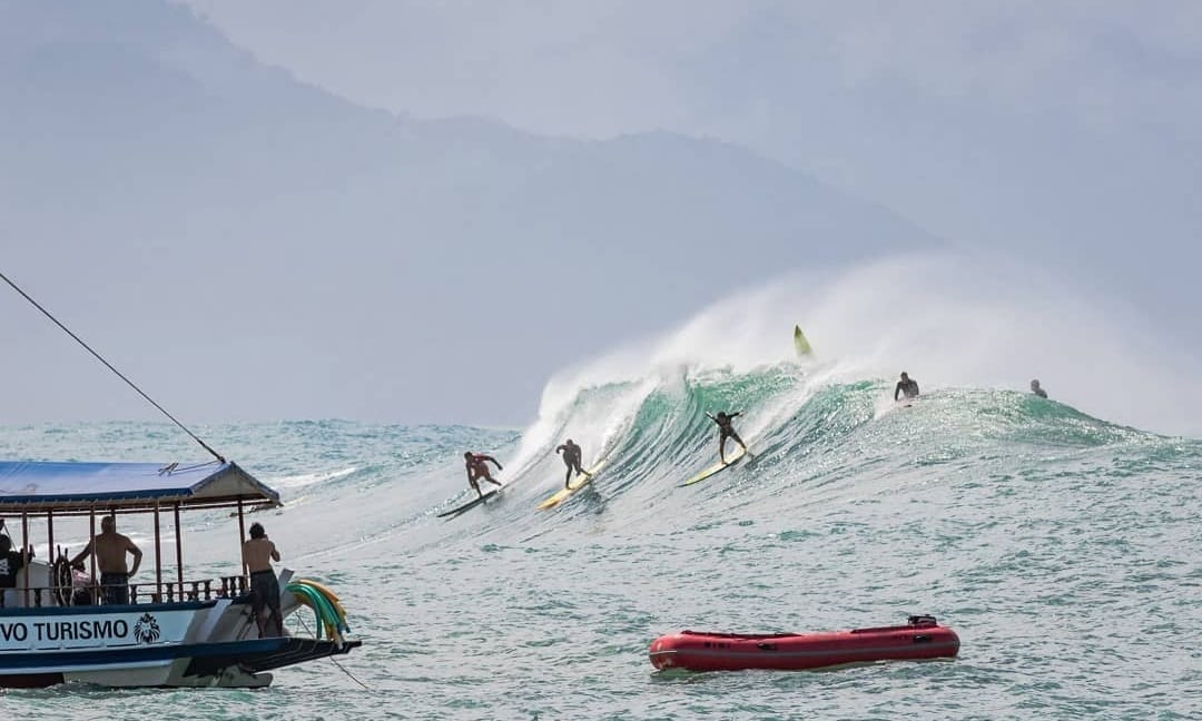 Pra quem curte surf, você sabia que uma das 10 maiores formações de onda, no Brasil, acontece em Ubatuba?