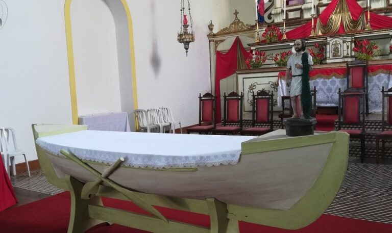 Altar em forma de canoa