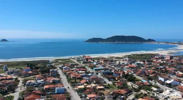 Praia-de-Ubatuba-vista-aerea-Imagem-de-MSM-Imagens-Aereasss