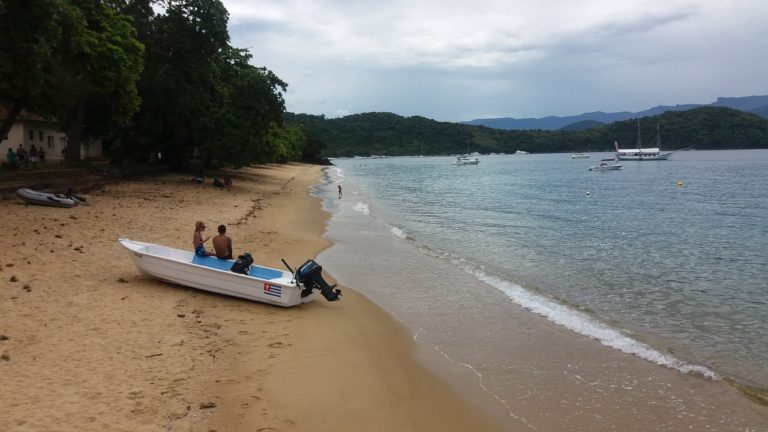 Praia do Presídio a esquerda da imagem e Praia do Sapateiro a direita