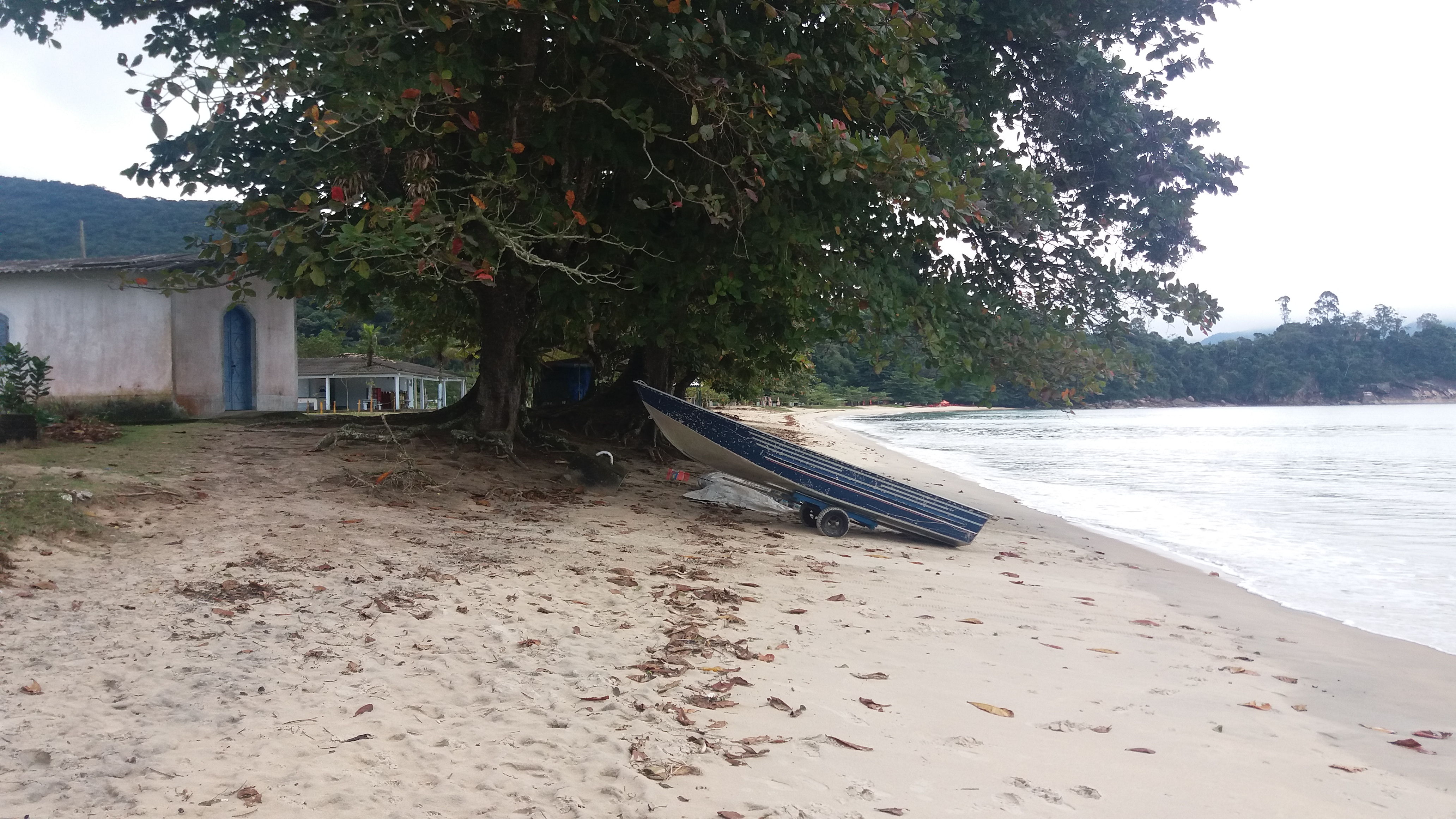 Praia da Caçandoca e Igreja