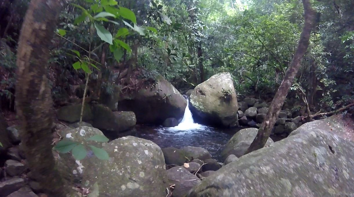 Um dos poços no caminho para a Cachoeira Véu da Noiva