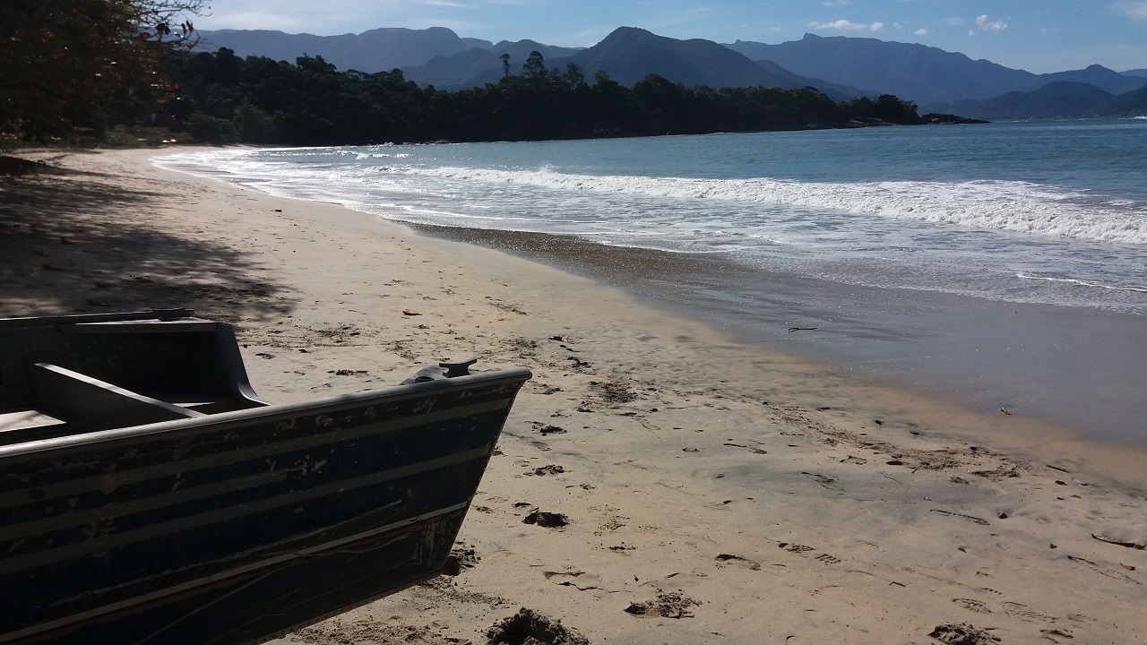 Praia da Caçandoca e a Serra do Mar ao fundo