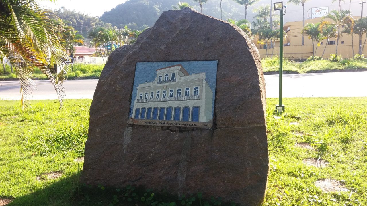 Pedra na Praia das Toninhas - Casarão em Mosaico