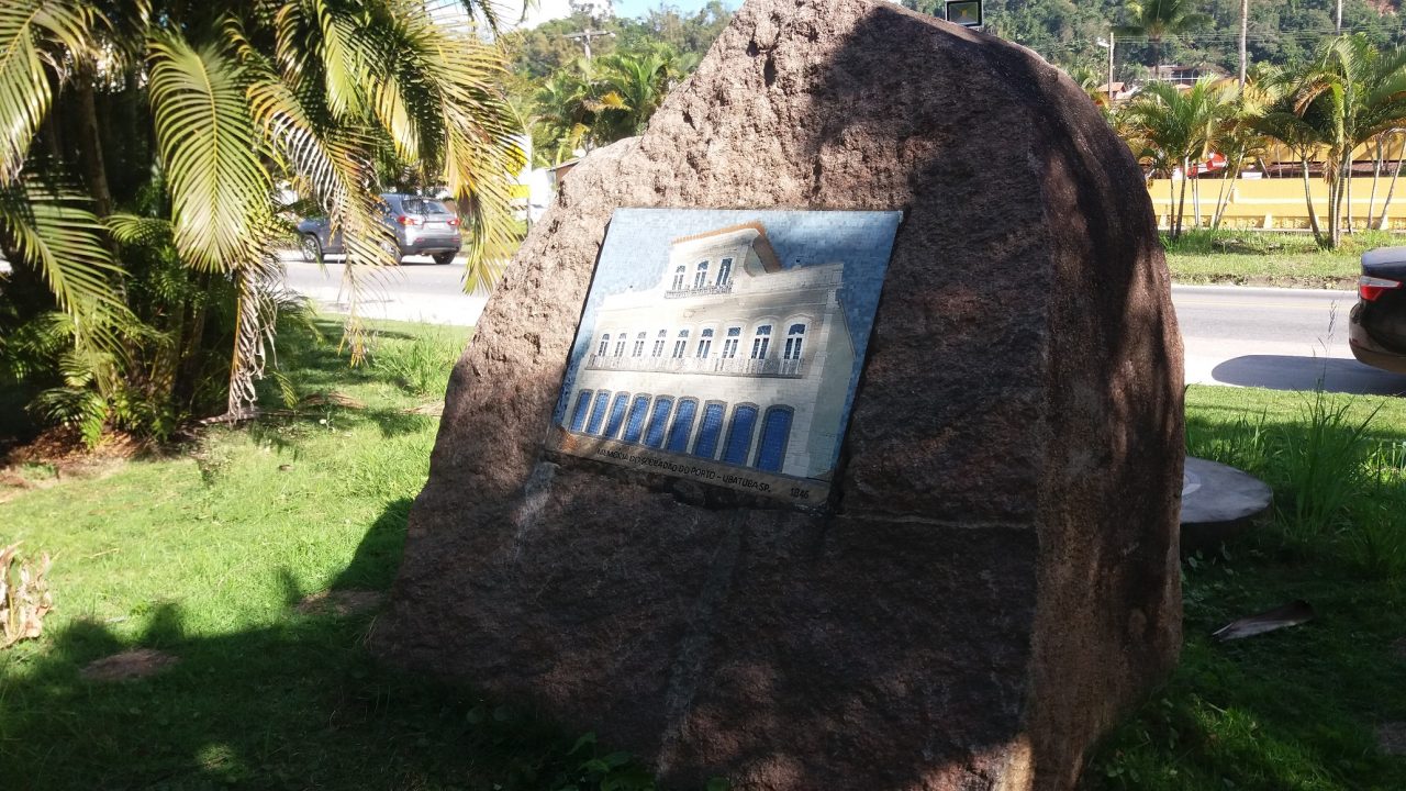 Pedra na Praia das Toninhas - Casarão em Mosaico