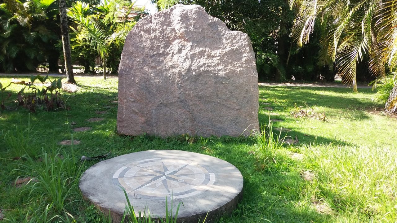 Pedra na Praia das Toninhas - Casarão em Mosaico