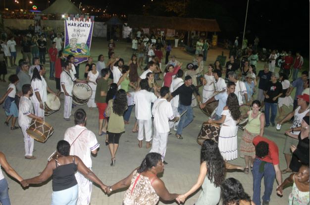 Maracatu durante a Caiçarada de Ubatuba